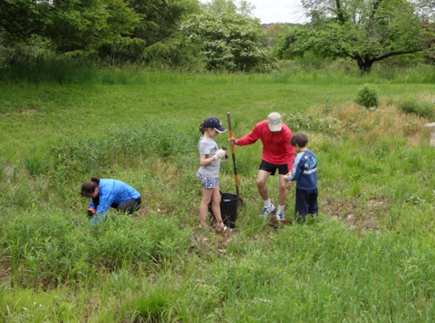 Montgomery Co. 4H Beekeepers Club - Planting day in Spring